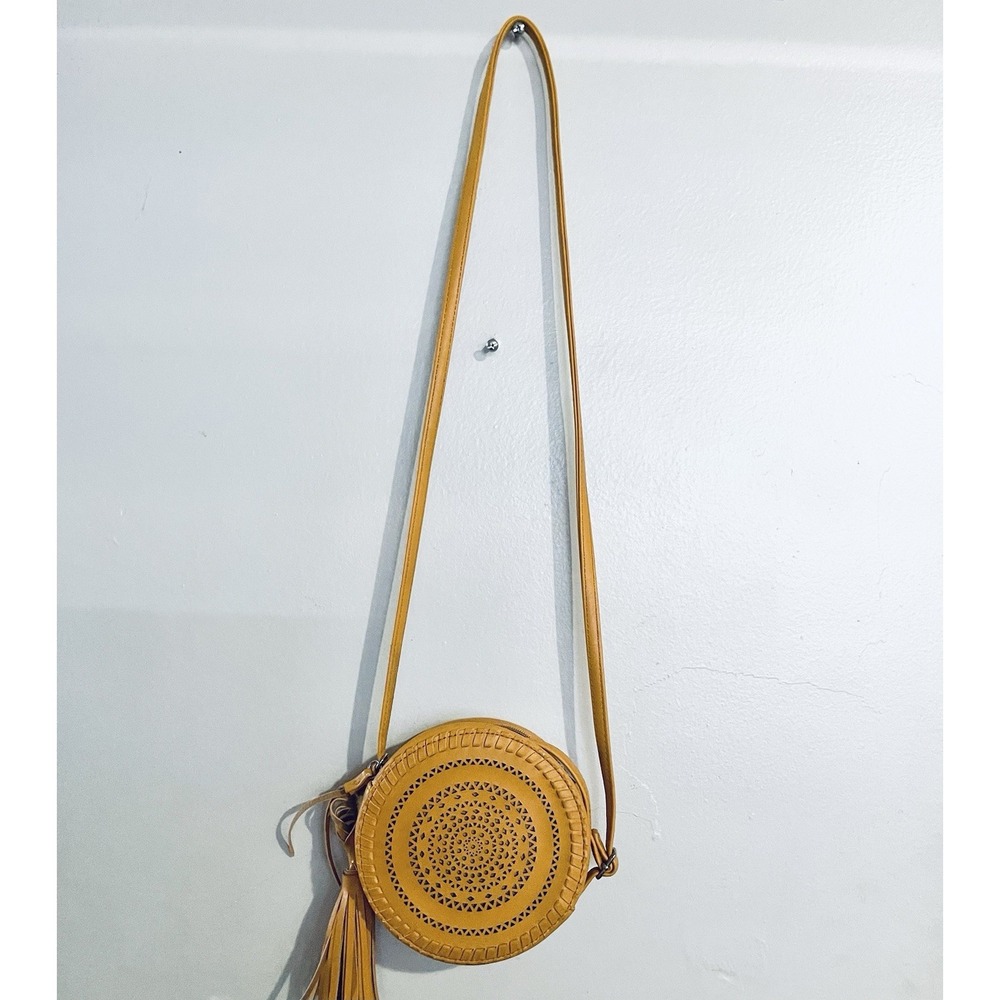 Art Class Round 7" Yellow Faux‎ Leather Purse w/Cross Body Shoulder Strap - EUC